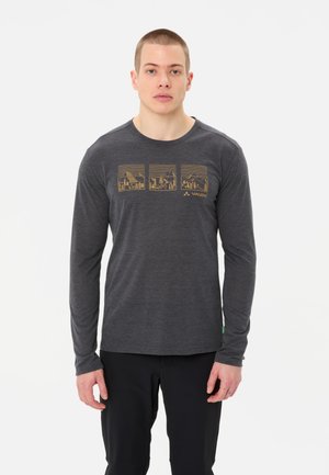 Donkergrijs shirt met lange mouwen, voorzien van een gouden grafisch ontwerp met berg- en bosscènes. Gemaakt van zachte stof, met een ronde halslijn.