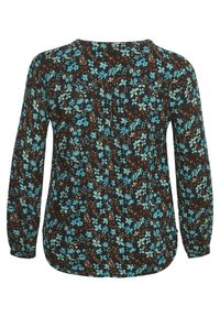 Blouse à manches longues avec un motif floral bleu et marron sur fond noir. Tissu doux, encolure ronde et coupe décontractée.