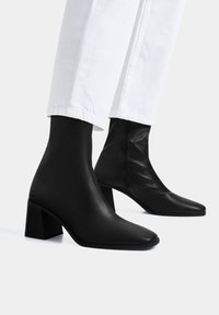 PULL&BEAR Botines de tacón - black