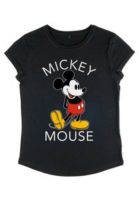 Černé bavlněné tričko s grafikou Myšáka Mickeyho v červených šortkách a žlutých botách, s textem "MICKEY MOUSE" v bílé barvě nad ním.