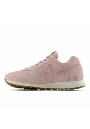 Baskets en daim rose clair avec lacets gris, semelle intermédiaire blanche, semelle extérieure en gomme naturelle et grand logo N cousu sur le côté.