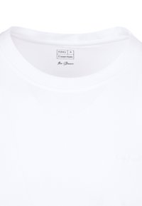 Witte katoenen t-shirt met een ronde hals en gestikt logo in een lichte tint. Soepele textuur en eenvoudig ontwerp.