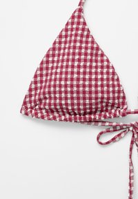 Bikini top s kostkovaným vzorem v červené a bílé barvě, s trojúhelníkovými košíčky, strukturovanou tkaninou a nastavovacími tkaničkami pro přizpůsobitelný střih.
