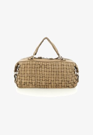 Borsa intrecciata marrone con forma rettangolare, manici corti, chiusura con zip e finitura testurizzata. Design semplice senza motivi visibili.