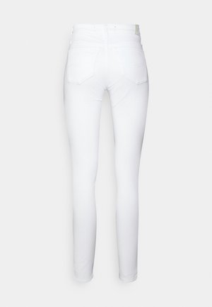 Jeans blancos ajustados con cintura alta, cuatro bolsillos y una textura suave y elástica. Sin patrones visibles ni detalles de hardware.