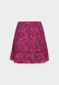 Jupe courte rouge à motifs floraux avec ourlet à volants en couches et taille élastique sur fond blanc.