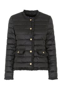 Černá péřová bunda vyrobená z hladké, lehké tkaniny se zlatými kovovými prvky, volánkovým výstřihem a dvěma předními kapsami, s horizontálním prošíváním.