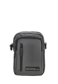 Bolso de hombro de nylon gris con forma rectangular, bolsillo delantero con cremallera y etiqueta de la marca. Textura suave, diseño minimalista y correa ajustable.