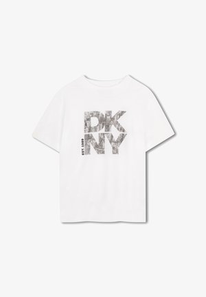 Witte katoenen T-shirt met een groot grijs bedrukt "DKNY"-logo gevuld met stedelijke afbeeldingen, en "EST 1989" verticaal bedrukt. Korte mouwen.