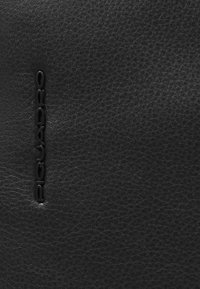 Portafoglio in pelle nera con superficie texturizzata e logo "Piquadro" in rilievo per un aspetto elegante e professionale.