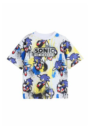 Hvid T-shirt med korte ærmer med farverig sprøjtbaggrund, der viser flere Sonic the Hedgehog-poser og fed tekst med teksten "SONIC THE HEDGEHOG."