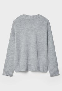 Lichtgrijze gebreide trui met een geribde ronde hals, doorgestikte schouders en geribde zoom. Heeft een losse pasvorm en een gestructureerde stof.