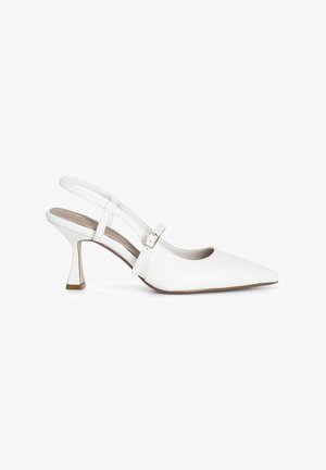 Talons slingbacks blancs avec un bout pointu, en cuir lisse, dotés d'une sangle réglable et d'un talon bloc fin.