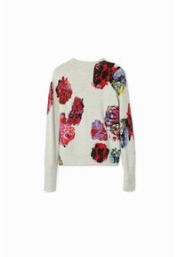 Světlý šedý pletený svetr s barevnými květinovými vzory v červené, růžové a fialové barvě; kulatý výstřih a dlouhé rukávy.