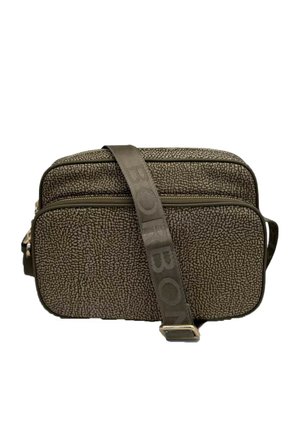 Kompakt brun crossbody taske med tekstureret mønster, front lynlåslomme og justerbar stofrem med prægede mærkenavn.