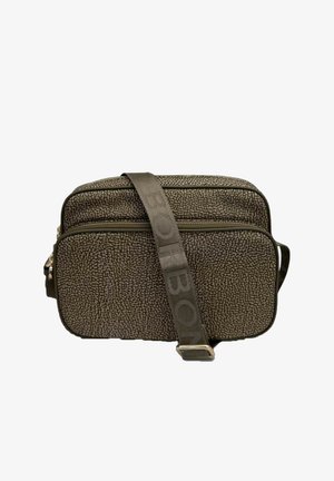 Kompakt brun crossbody taske med tekstureret mønster, front lynlåslomme og justerbar stofrem med prægede mærkenavn.