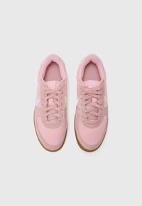 Rosa Nike-sneakers med ett övre skikt i mesh och mocka, vita detaljer och en gummisul. Har klassisk snörning och en vadderad krage.