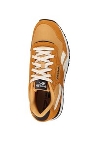 Zapatillas de ante y malla en color naranja con detalles en blanco, punta redonda y suela negra. Presentan cierre con cordones y lengüeta con marca.