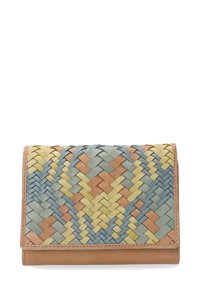 Woven wallet z mieszanką pastelowego zielonego, żółtego i brzoskwiniowego skóry. Gładka skórzana baza w kolorze jasnobrązowym, o prostokątnym kształcie i teksturowanym wzorze.