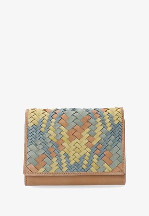 Woven wallet z mieszanką pastelowego zielonego, żółtego i brzoskwiniowego skóry. Gładka skórzana baza w kolorze jasnobrązowym, o prostokątnym kształcie i teksturowanym wzorze.