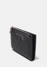 Černá kožená peněženka s perforovanou texturou, horním uzávěrem na zip a značkovým logem na přední straně. Kompaktní obdélníkový tvar.