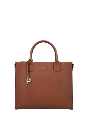 Bruine gestructureerde leren totebag met dubbele handgrepen en een gouden "P" bedel hangend aan één handvat.