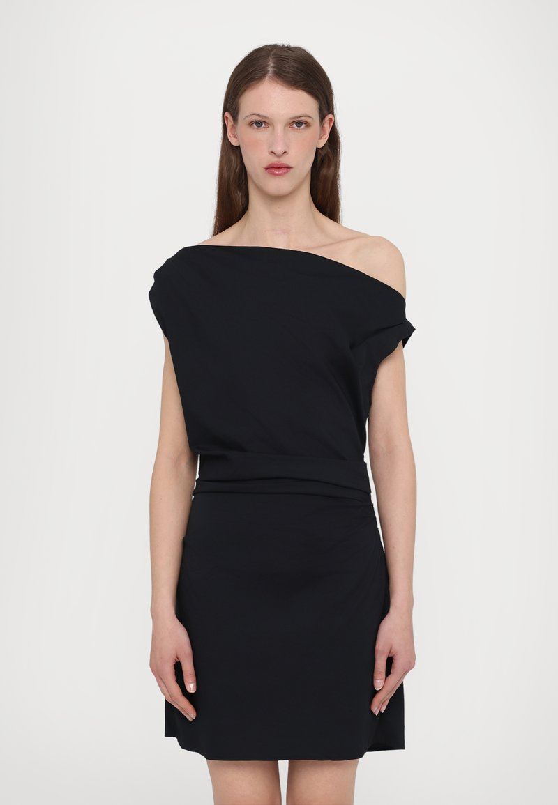 Zwarte off-the-shoulder jurk van zachte stof, met een aansluitend lijfje en een losse rok, met een minimalistisch ontwerp en zonder versieringen.