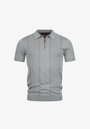 Koszulka polo z krótkim rękawem w jasnoszarym kolorze. Posiada zamek błyskawiczny przy kołnierzy, prążkowane mankiety i dół, a także fakturowane panele z pionowymi paskami.