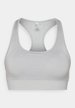 Sujeción deportiva en gris claro, con una textura suave, diseño de espalda nadadora y banda elástica ancha en la parte inferior para mayor apoyo.