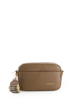 Sac bandoulière en cuir texturé marron avec fermeture éclair dorée, bandoulière ajustable rayée, et logo "VENEZIA" sur la poche avant.