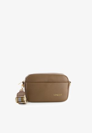 Brun tekstureret læder crossbody taske med gyldent lynlås, stribet justerbar rem og "VENEZIA" logo på forlommen.