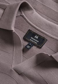 Violetinė tekstūruota polo marškinėliai su V formos iškirpte, turintys raštuotą apykaklę ir etiketę "Matinique Heritage Apparel", dydis L.