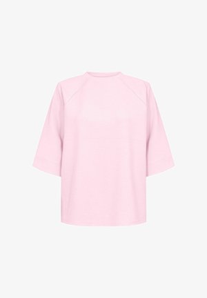 Roosa puuvillane t-särk, millel on lõdvestunud lõige, lühikesed raglaanvarrukad ja ümar kaelus. Sile tekstuur ilma nähtavate mustrite või aktsentideta.