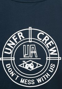 Tamsiai mėlynas medvilninis marškinėliai su dideliu baltu apvaliu logotipu, kuriame yra užrašai „UNFR CREW“ ir „DON'T MESS WITH US“, centrinė grafika – akis.