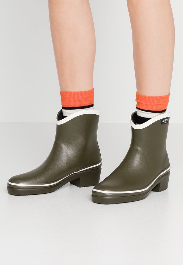 MISS JULIETTE POP - Bottes en caoutchouc - kaki/white