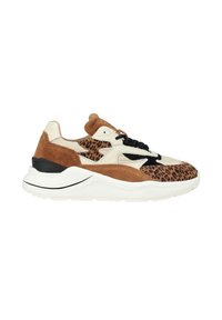 Baskets en imprimé léopard avec cuir crème et suède marron, dotées d'un talon noir et d'un système de laçage, sur une semelle épaisse blanche.