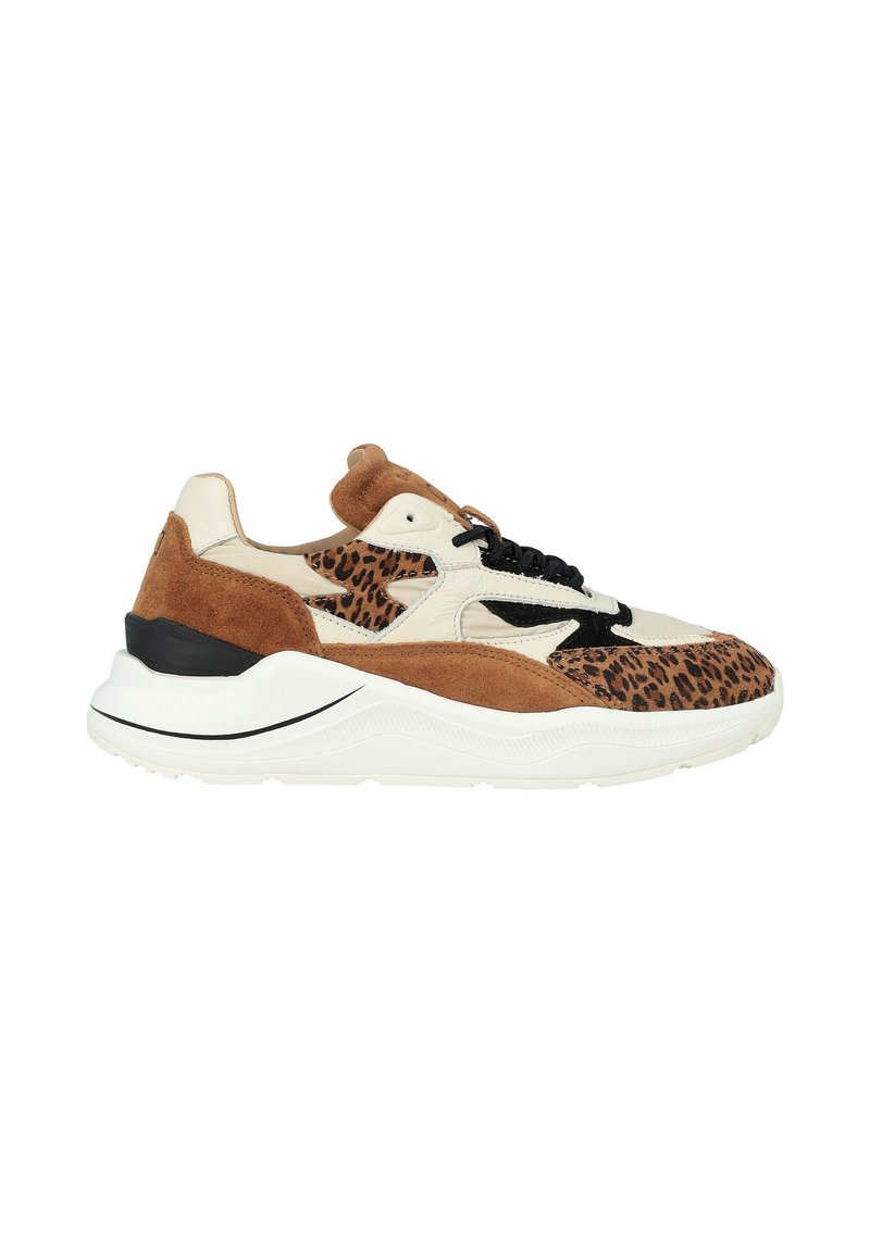 Baskets en imprimé léopard avec cuir crème et suède marron, dotées d'un talon noir et d'un système de laçage, sur une semelle épaisse blanche.
