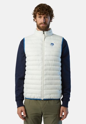Gilet imbottito bianco con colletto alto, caratterizzato da una texture trapuntata, dettagli blu sulle maniche e un logo circolare sul petto sinistro.