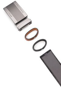 Metalowa klamra do paska z żłobkowanym wzorem i marką. Dwie skórzane bransoletki w kolorze brązowym i czarnym, oraz czarny skórzany pasek.