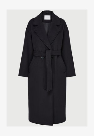Črn volnen plašč z pasom, prevelikimi reverji, dvema stranskima žepoma in gumba zapiranjem. Gladka tekstura in ravna silhueta.