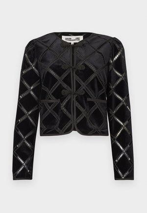 Sort fløjls-cropped jakke med diamantmønster med skinnende detaljer, rund halsudskæring, knaplukning med knapper og to forlommer.