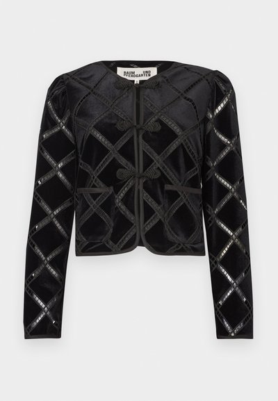 Μαύρο βελούδινο κοντό μπουφάν με διακριτό μοτίβο διαμαντιού με γυαλιστερές λεπτομέρειες, στρογγυλή λαιμόκοψη, κλείσιμο με τογκλ και δύο μπροστινές τσέπες.