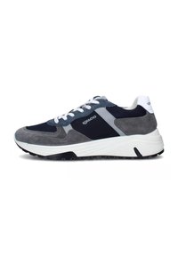 Sneaker da uomo caratterizzati da una combinazione di tessuto blu navy e suede grigio, lacci bianchi, colletto imbottito e suola in gomma testurizzata.