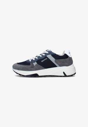 Sneaker da uomo caratterizzati da una combinazione di tessuto blu navy e suede grigio, lacci bianchi, colletto imbottito e suola in gomma testurizzata.