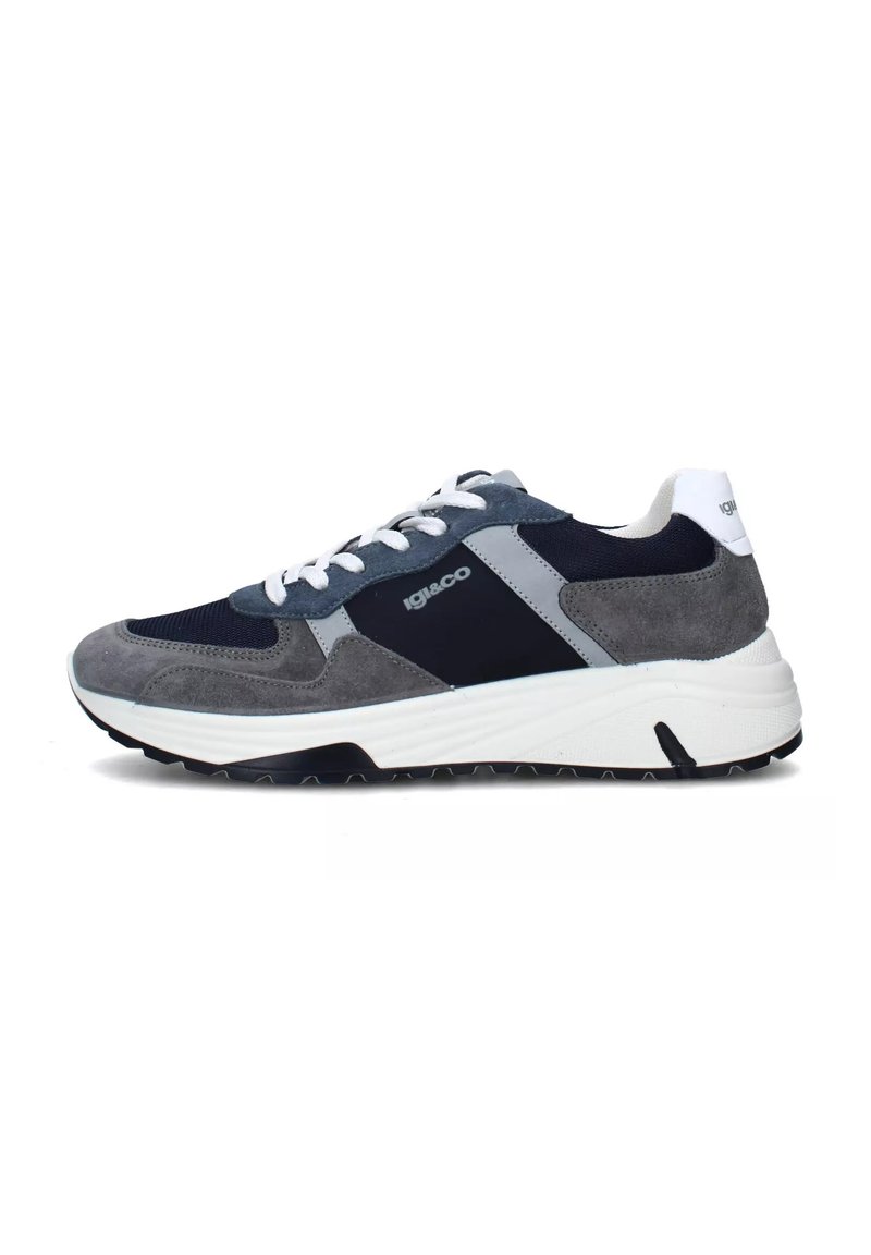 Sneaker da uomo caratterizzati da una combinazione di tessuto blu navy e suede grigio, lacci bianchi, colletto imbottito e suola in gomma testurizzata.