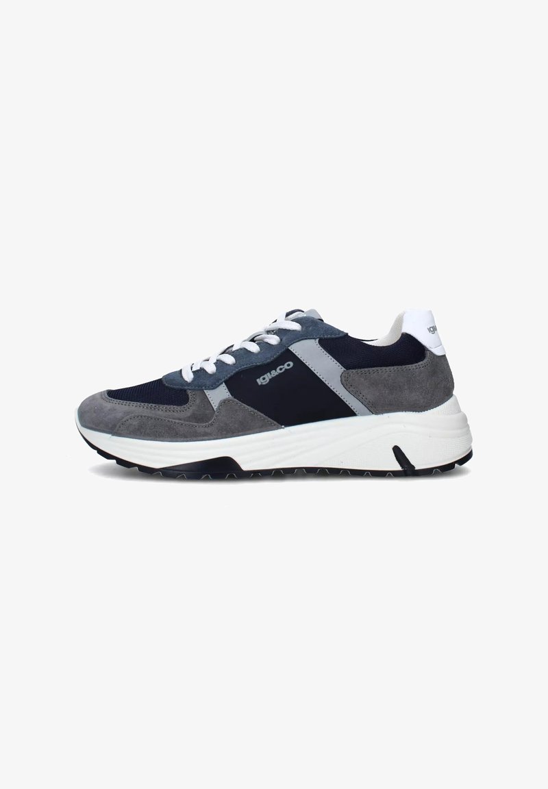 Sneaker da uomo caratterizzati da una combinazione di tessuto blu navy e suede grigio, lacci bianchi, colletto imbottito e suola in gomma testurizzata.