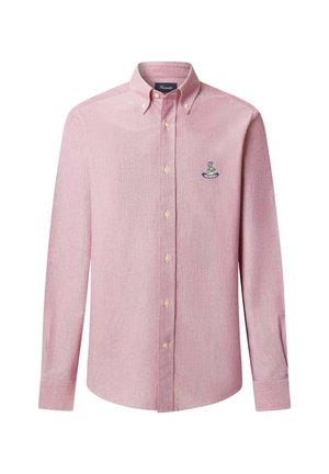 Różowa, długorękawowa koszula z guzikami, z kołnierzykiem z zapięciem i małym haftowanym logo po lewej stronie klatki piersiowej.