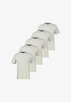 Fem ensfarvede lysegrå t-shirts med korte ærmer og rund hals, arrangeret i en trappetrinsrække på en hvid baggrund.
