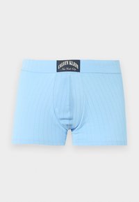 Ανοιχτό μπλε ανδρικά εσώρουχα boxer με λεπτές κάθετες ρίγες και μαύρη ετικέτα στη ζώνη μέσης που γράφει "Calvin Klein New York City".