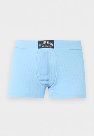 Hellblaue Boxer-Shorts mit dünnen vertikalen Streifen und einem schwarzen Taillenbandetikett mit der Aufschrift "Calvin Klein New York City".